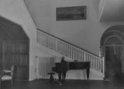 Interiér Dětského domova H. Benešové v Olešovicích v r. 1946 – vstupní hala 